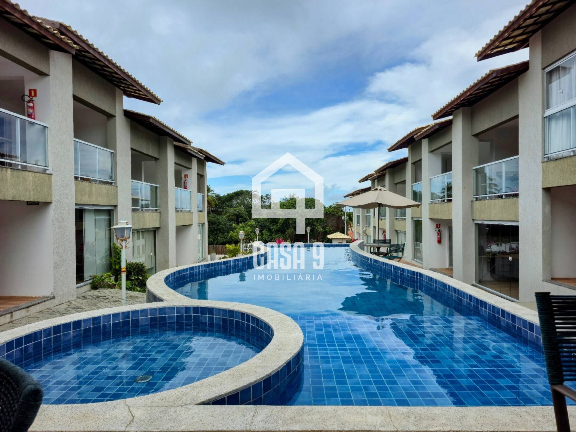 Apartamento a venda com 2 suítes à 650 metros da praia em Imbassai Bahia