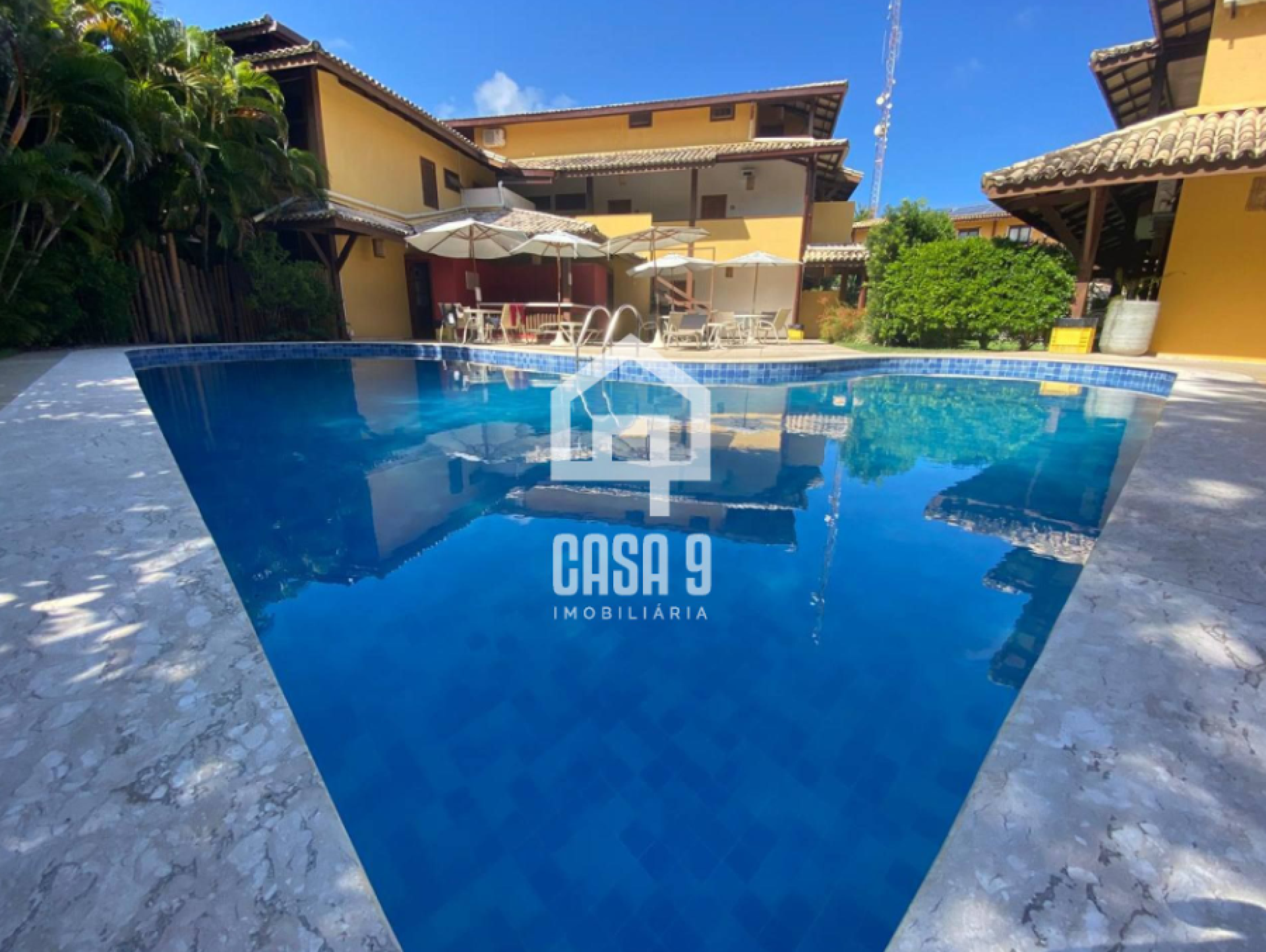 Apartamento superior com 3 quartos a venda na vila de Praia do Forte Bahia