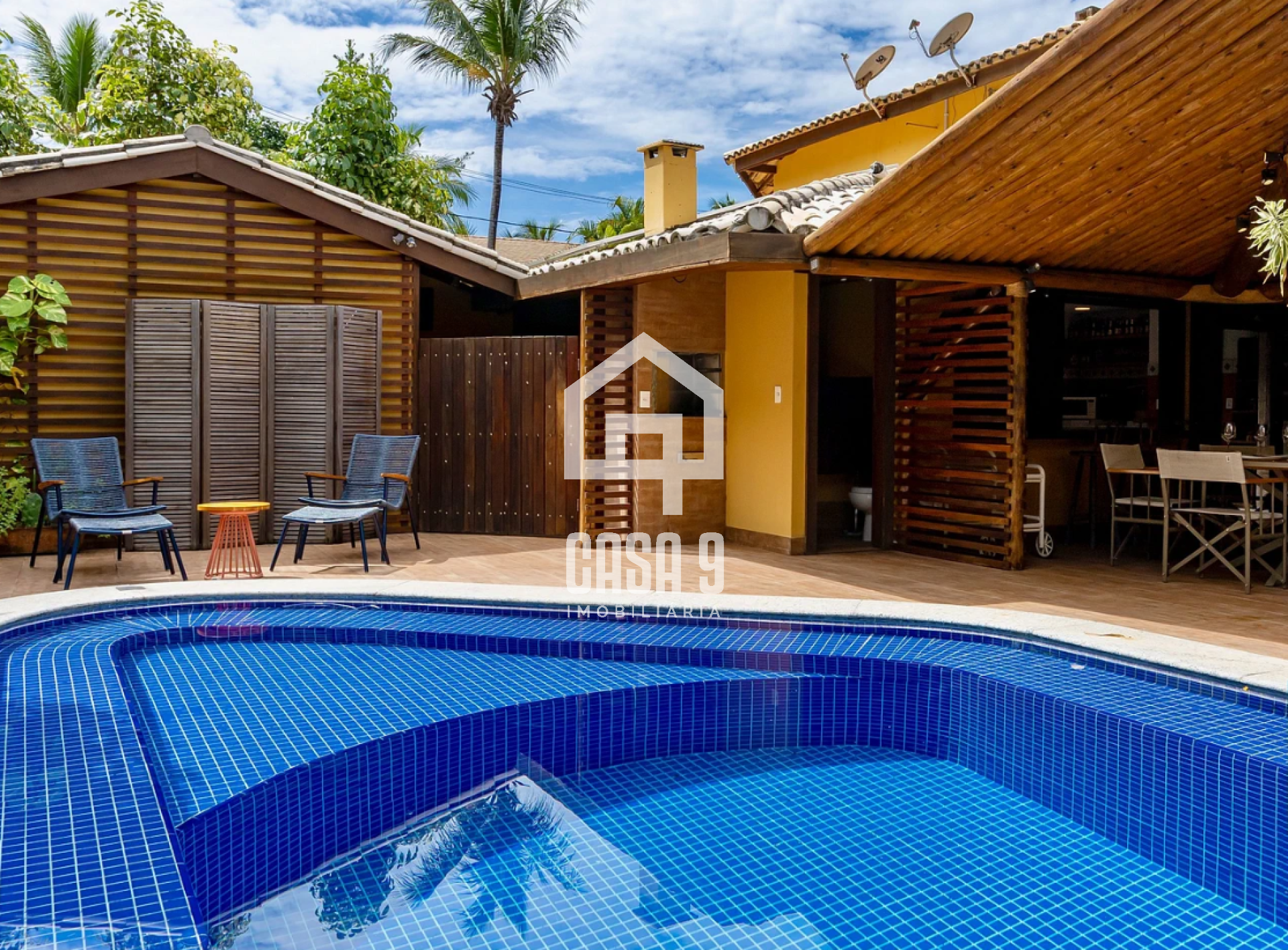 Casa a venda com 4 suítes na venda em condomínio próximo da Vila e da Praia em Praia do Forte Bahia