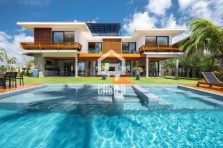 Casa a venda com 8 suítes frente mar no condomínio Iberostar em Praia do Forte Bahia