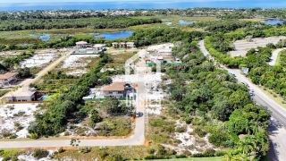 Terreno plano de esquina nascente á venda no Condomínio La Laguna Praia do Forte Bahia