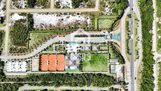 Terreno plano de esquina nascente á venda no Condomínio La Laguna Praia do Forte Bahia