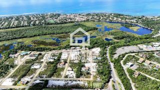 Terreno plano de esquina nascente á venda no Condomínio La Laguna Praia do Forte Bahia