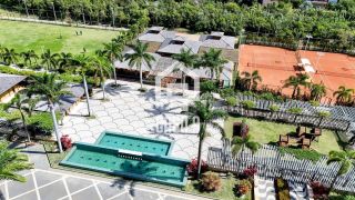 Terreno plano de esquina nascente á venda no Condomínio La Laguna Praia do Forte Bahia