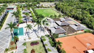 Terreno plano de esquina nascente á venda no Condomínio La Laguna Praia do Forte Bahia