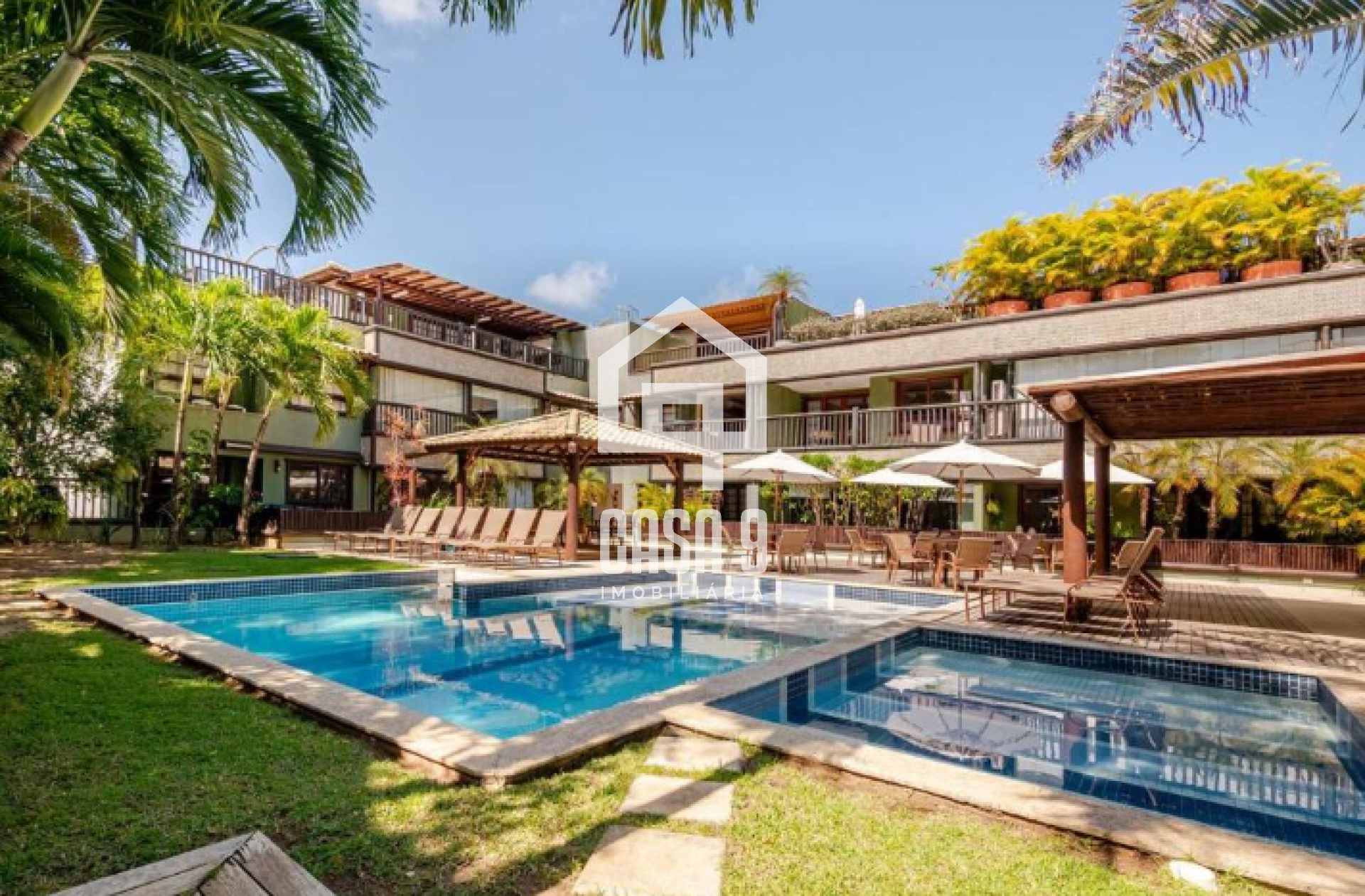 Apartamento a venda com 1 quarto no condomínio Kauai na praça da igrejinha de Praia do Forte Bahia