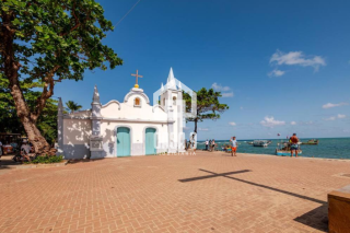 Apartamento a venda com 1 quarto no condomínio Kauai, frente mar e na Vila de Praia do Forte Bahia