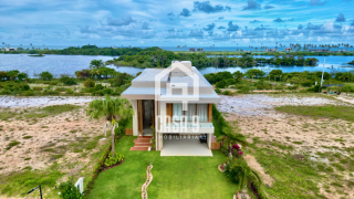 Casa de alto padrão a venda mobiliada com 6 suítes no Alphaville Guarajuba Bahia