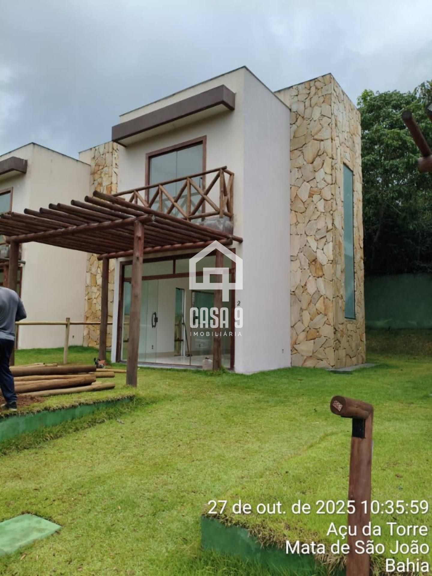 Casa a venda com 2 suítes próximo da Lagoa Aruá na região de Praia do Forte Bahia