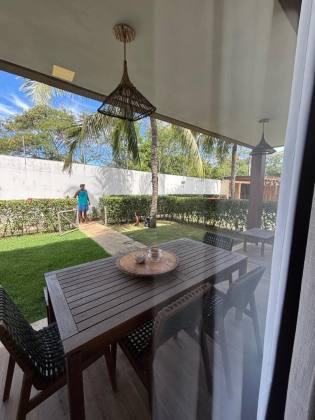 Apartamento térreo a venda com 2 suítes mobiliado em Itacimirim Bahia
