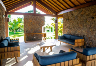 Apartamento térreo a venda com 2 suítes mobiliado no condomínio Vila da Enseada em Praia do Forte Bahia