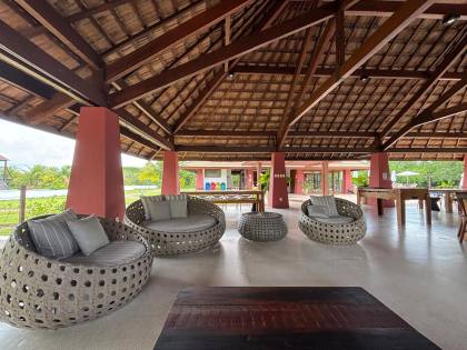 Apartamento térreo a venda com 2 suítes no Village das Acácias Piscinas Naturais Praia do Forte Bahia