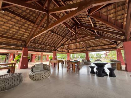 Apartamento térreo a venda com 2 suítes no Village das Acácias Piscinas Naturais Praia do Forte Bahia