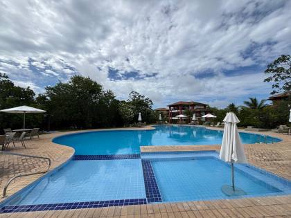 Apartamento térreo a venda com 2 suítes no Village das Acácias Piscinas Naturais Praia do Forte Bahia