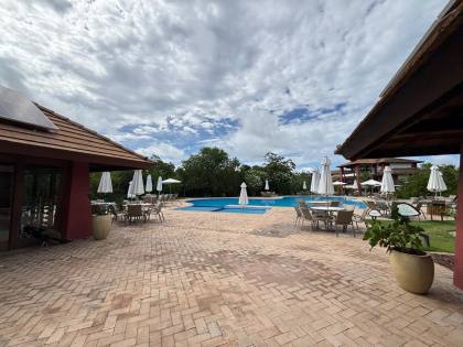 Apartamento térreo a venda com 2 suítes no Village das Acácias Piscinas Naturais Praia do Forte Bahia
