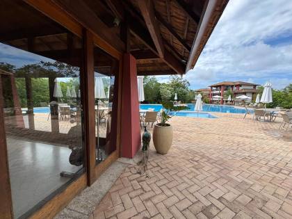 Apartamento térreo a venda com 2 suítes no Village das Acácias Piscinas Naturais Praia do Forte Bahia