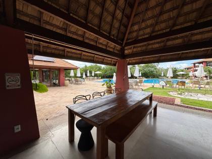 Apartamento térreo a venda com 2 suítes no Village das Acácias Piscinas Naturais Praia do Forte Bahia