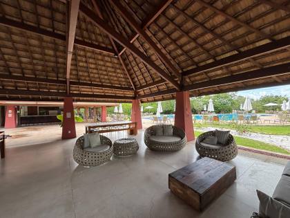 Apartamento térreo a venda com 2 suítes no Village das Acácias Piscinas Naturais Praia do Forte Bahia