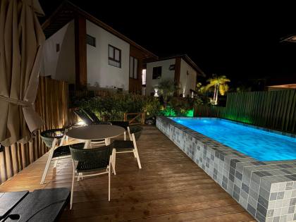 Casa com 03 suítes mobiliada pé na areia piscina privativa no condomínio Marlua em Itacimirim Bahia