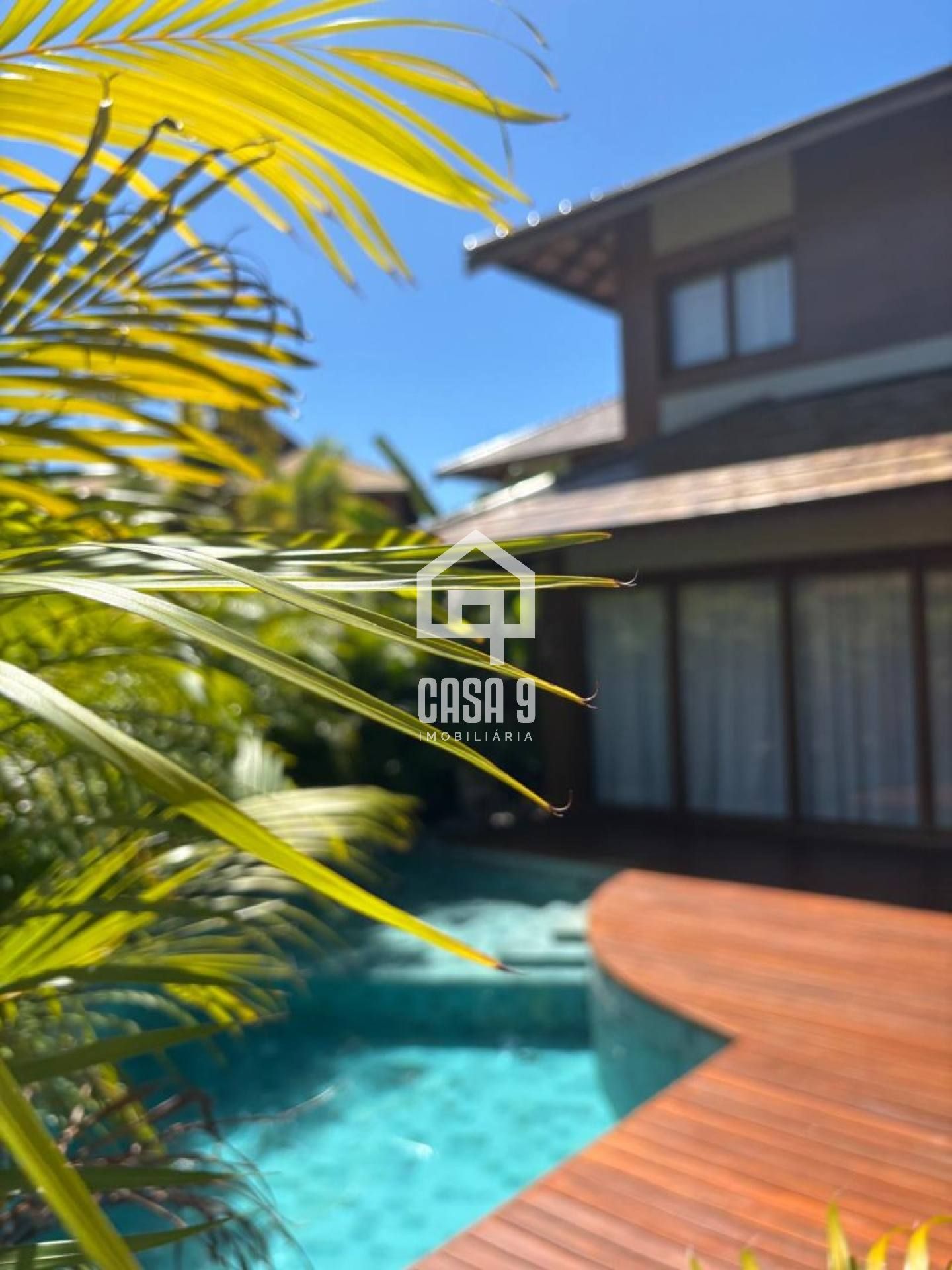 Casa com 4 suítes mobiliada pé na areia piscina privativa no condomínio Marlua em Itacimirim Bahia