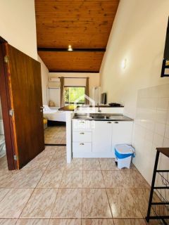 Apartamento para locação anual com 1 suíte na avenida principal de Imbassai Bahia