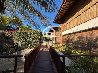 Apartamento térreo mobiliado para venda com 2 suítes e acesso privativo a praia em Praia do Forte Bahia