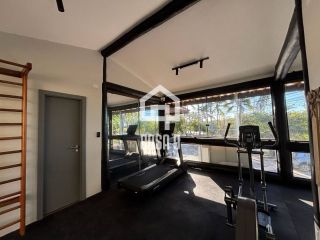 Apartamento térreo mobiliado para venda com 2 suítes e acesso privativo a praia em Praia do Forte Bahia