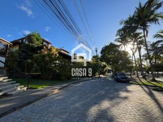 Apartamento térreo mobiliado para venda com 2 suítes e acesso privativo a praia em Praia do Forte Bahia