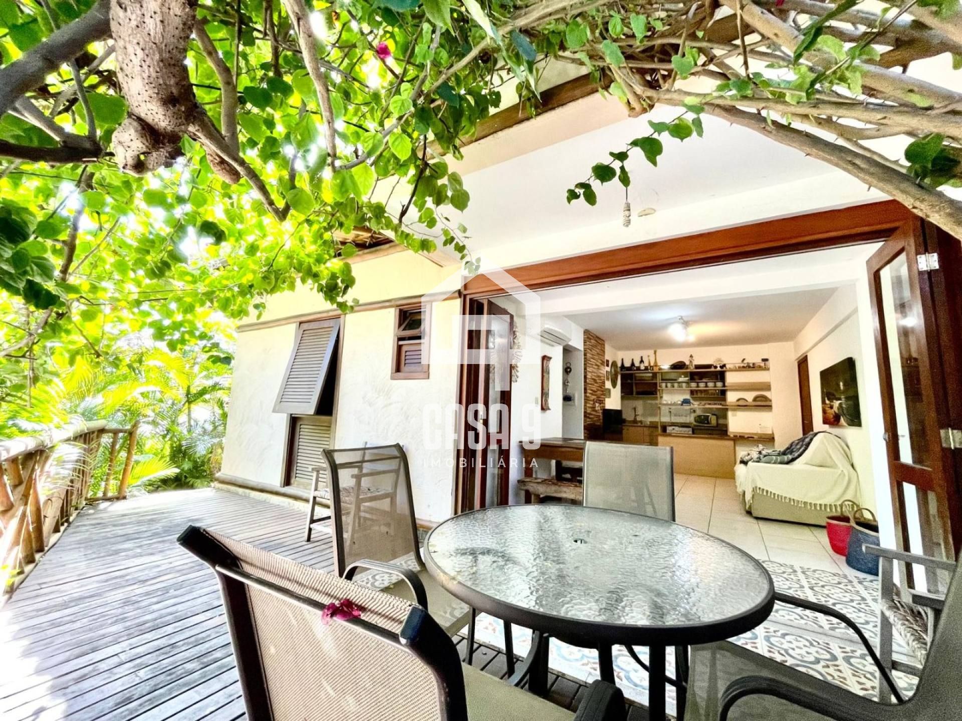 Apartamento térreo a venda com 2 suítes na Vila de Praia do Forte Bahia