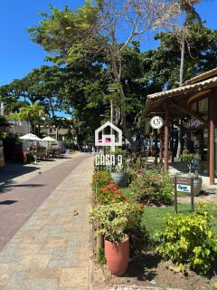 Apartamento térreo a venda com 2 suítes na Vila de Praia do Forte Bahia