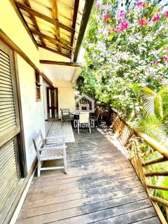 Apartamento térreo a venda com 2 suítes na Vila de Praia do Forte Bahia
