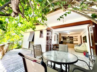 Apartamento térreo a venda com 2 suítes na Vila de Praia do Forte Bahia