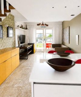 Apartamento duplex a venda com 4 quartos 2 suítes pé na areia na Vila de Praia do Forte Bahia