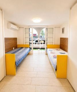 Apartamento duplex a venda com 4 quartos 2 suítes pé na areia na Vila de Praia do Forte Bahia