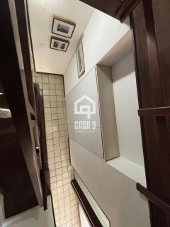 Apartamento duplex a venda com 2 suítes frontal mar pé na areia na Vila de Praia do Forte Bahia
