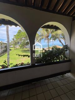 Apartamento duplex a venda com 2 suítes frontal mar pé na areia na Vila de Praia do Forte Bahia
