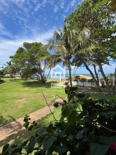Apartamento duplex a venda com 2 suítes frontal mar pé na areia na Vila de Praia do Forte Bahia
