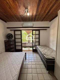 Apartamento duplex a venda com 2 suítes frontal mar pé na areia na Vila de Praia do Forte Bahia