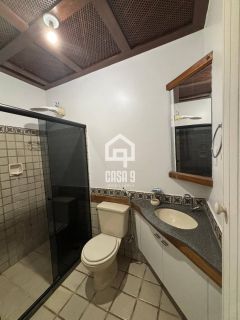 Apartamento duplex a venda com 2 suítes frontal mar pé na areia na Vila de Praia do Forte Bahia