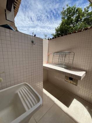 Apartamento duplex a venda com 2 suítes frontal mar pé na areia na Vila de Praia do Forte Bahia