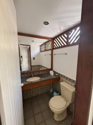 Apartamento duplex a venda com 2 suítes frontal mar pé na areia na Vila de Praia do Forte Bahia
