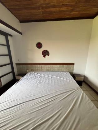 Apartamento duplex a venda com 2 suítes frontal mar pé na areia na Vila de Praia do Forte Bahia