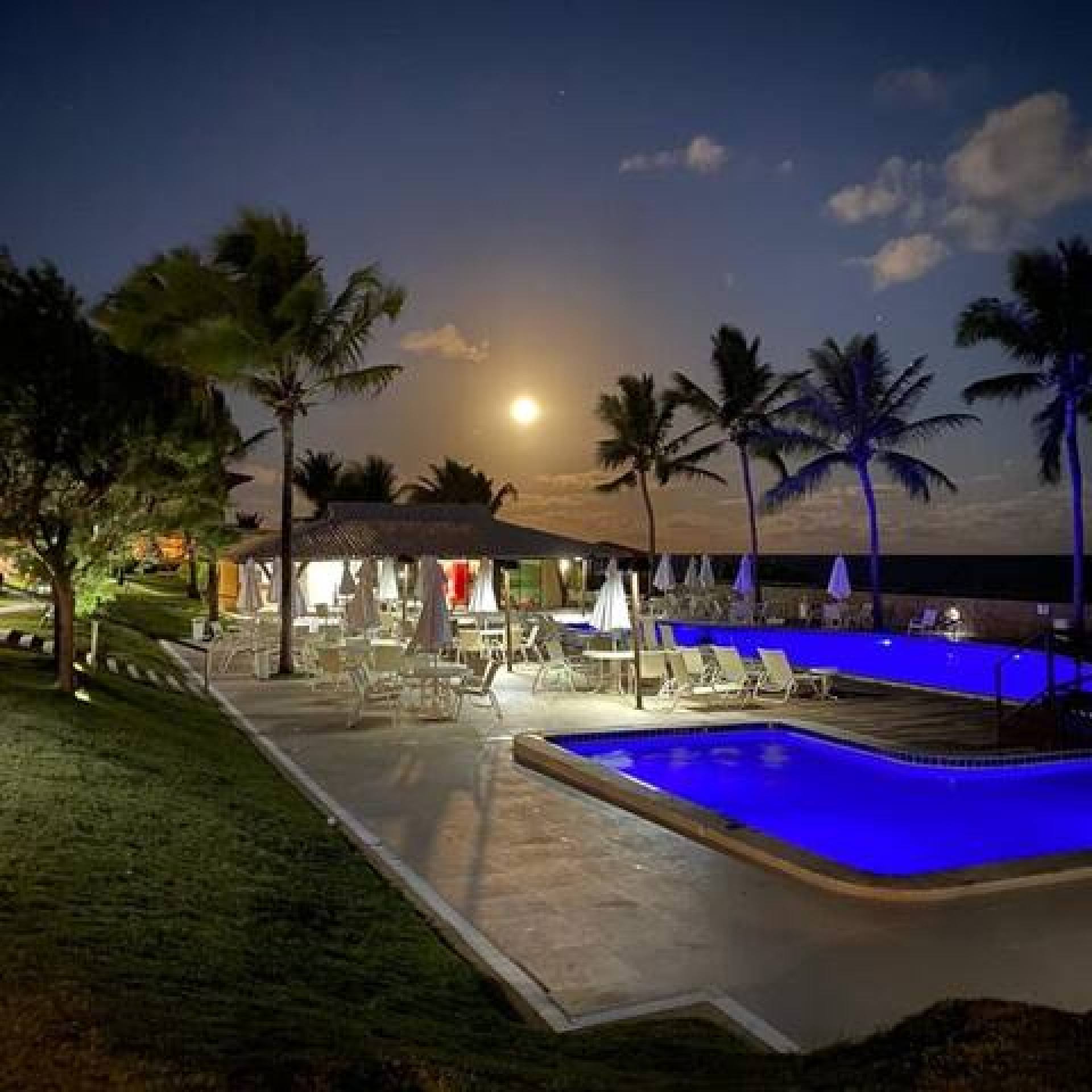 Apartamento duplex nascente a venda com 3 suítes pé na areia no Condominio Vilas da Praia em Itacimirim Bahia