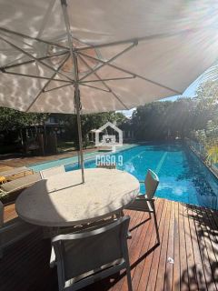 Casa mobiliada e decorada com 04 suítes e piscina privativa a venda no Alto da Constância em Praia do Forte Bahia