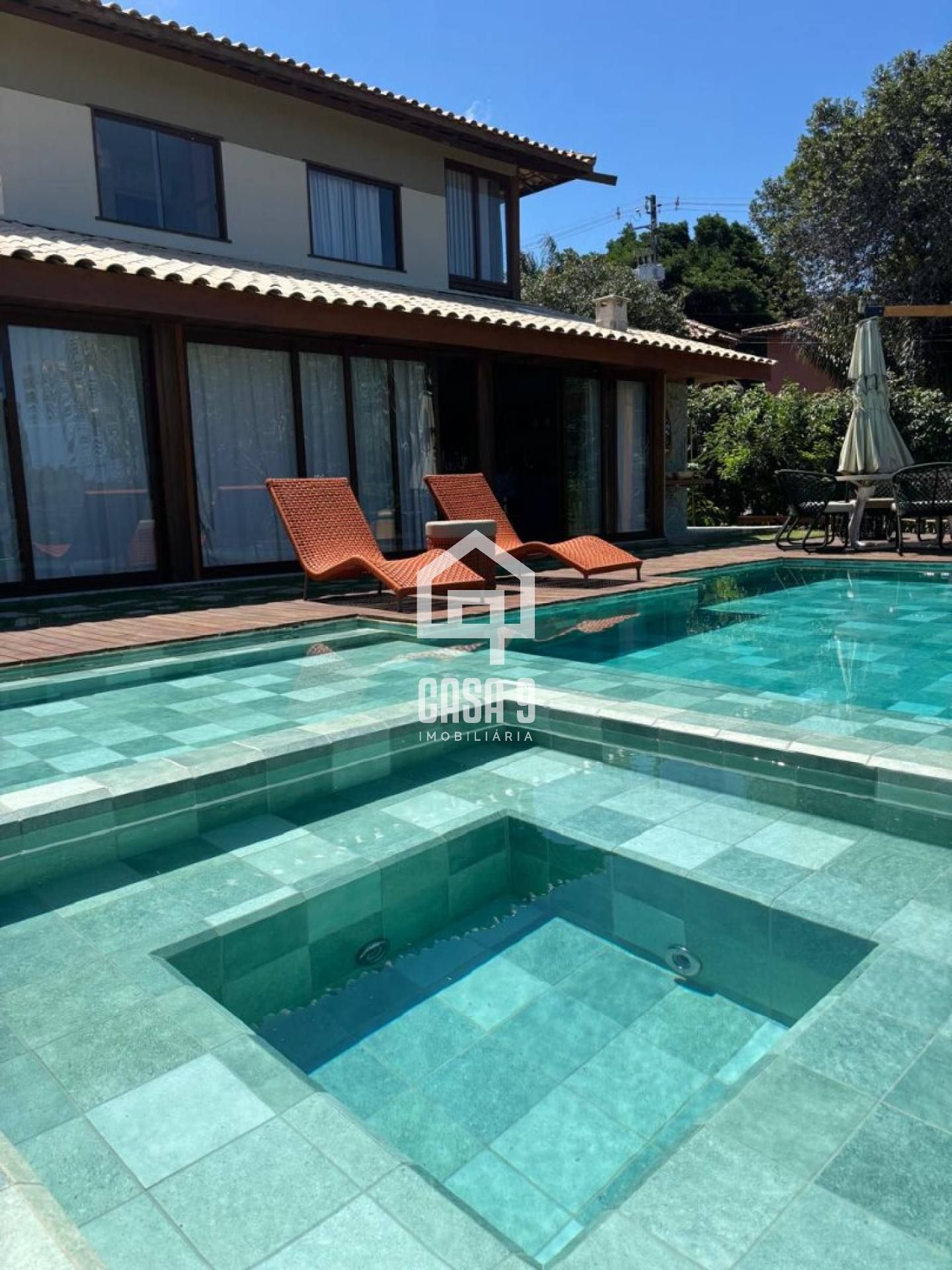 Casa para locação anual com 4 suítes decorada no condominio Alto da Constancia em Praia do Forte Bahia