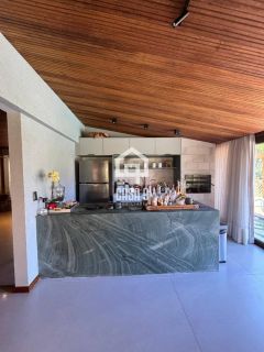 Casa para locação anual com 4 suítes decorada no condominio Alto da Constancia em Praia do Forte Bahia