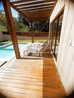 Casa duplex com 4 suítes para locação anual no condominio Fazenda Praia do Forte em Açu da Torre Bahia