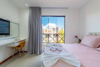 Casa duplex com gardem e 3 quartos pra alugar anual no Condominio Alto da Enseada em Praia do Forte Bahia