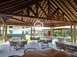 Apartamento novo térreo com 2 quartos a venda no condomínio Village dos Ipes Piscinas Naturais Praia do Forte Bahia