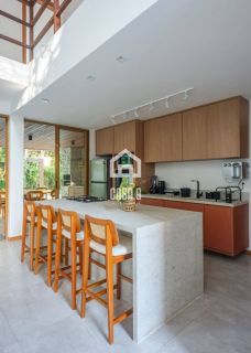 Casa duplex mobiliada com 4 suítes à venda no Condomínio Fazenda Praia do Forte Bahia